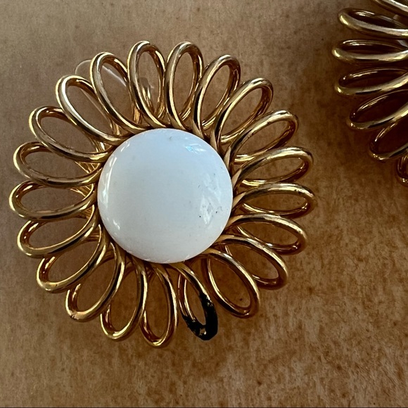 EMMONS VTG 1950s  Gold Tone and White Clip On Sri in Original Box! - Picture 12 of 16